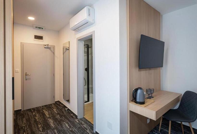 带阳台的豪华间, Vila Efekt