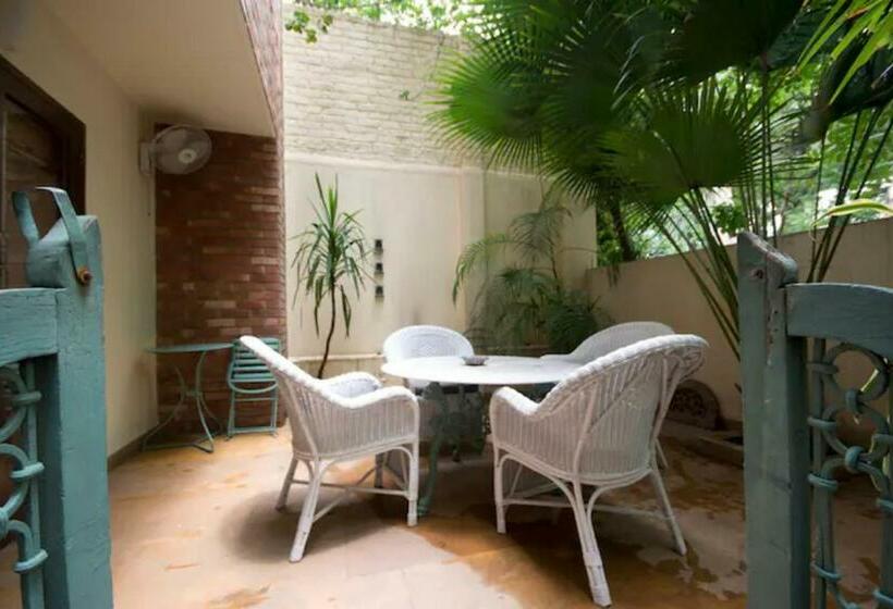 اتاق لوکس با چشم‌انداز باغ, Zaza Stay