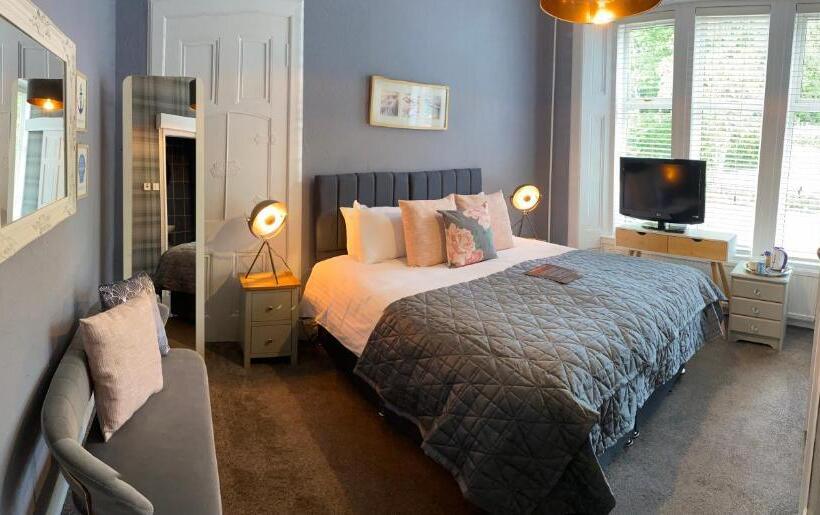 غرفة قياسية, Haylie