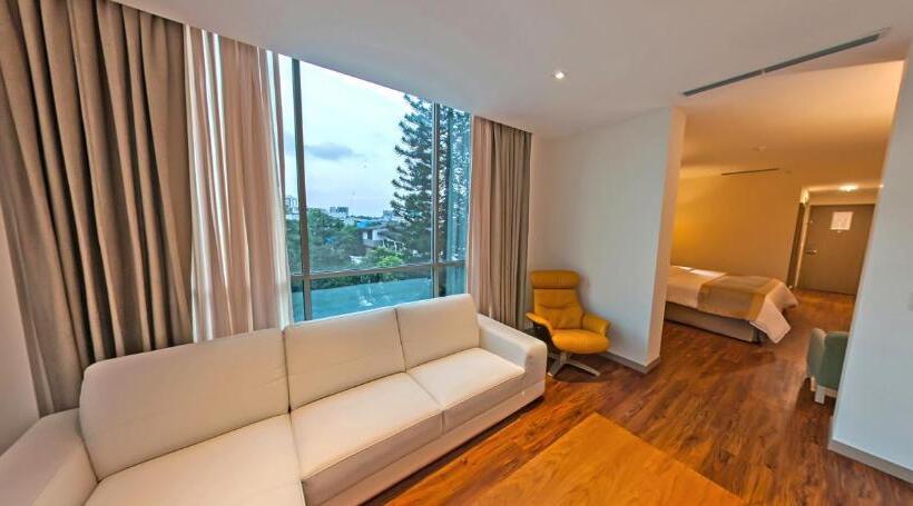 キングサイズベッドのデラックススイート, Radisson Hotel Guayaquil