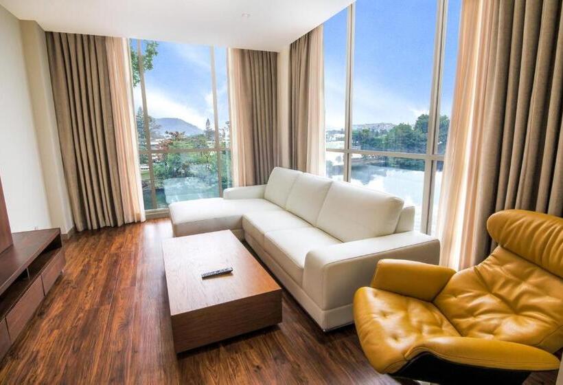 キングサイズベッドのデラックススイート, Radisson Hotel Guayaquil