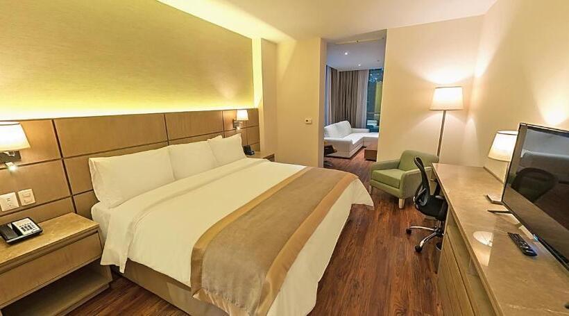 キングサイズベッドのデラックススイート, Radisson Hotel Guayaquil