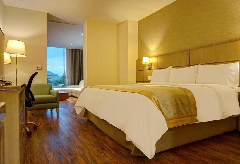 キングサイズベッドのデラックススイート, Radisson Hotel Guayaquil