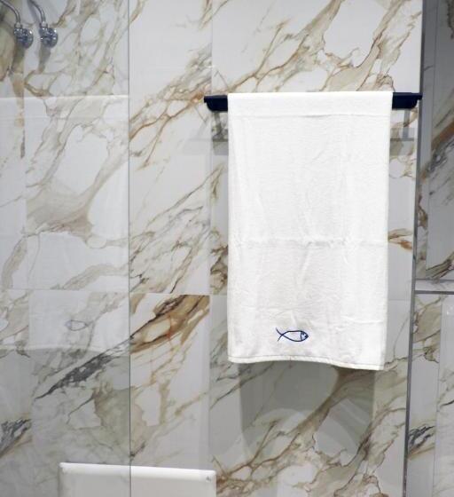 חדר סטנדרט לשלושה, Rifat Peshkatari