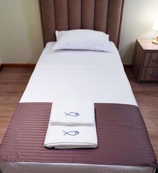 חדר סטנדרט לשלושה, Rifat Peshkatari