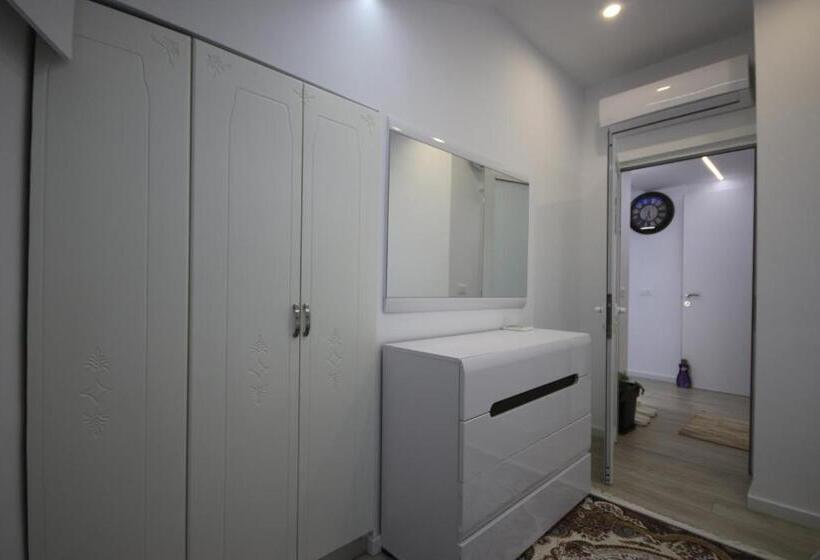 סטודיו משפחתי, Metaj House