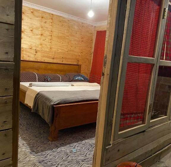 اتاق لوکس با بالکن, Patience Airport Cottages