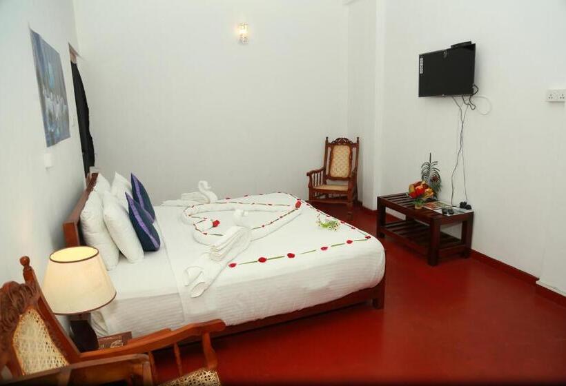 غرفة ديلوكس, New Heavens Gate