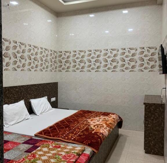 Quarto Triplo Estandar, Maa Gayatri Sadan