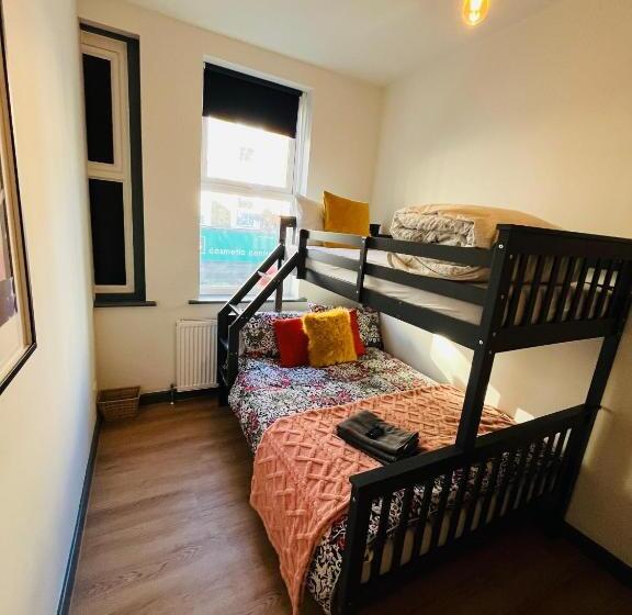 חדר סטנדרט לשלושה עם חדר אמבטיה משוף, Kilburn Guest Rooms 167