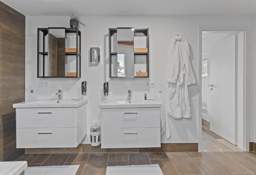 جناح, Ricls Boardinghouse