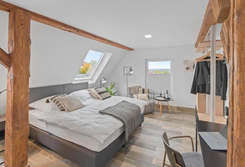 جناح, Ricls Boardinghouse