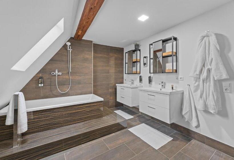 جناح, Ricls Boardinghouse