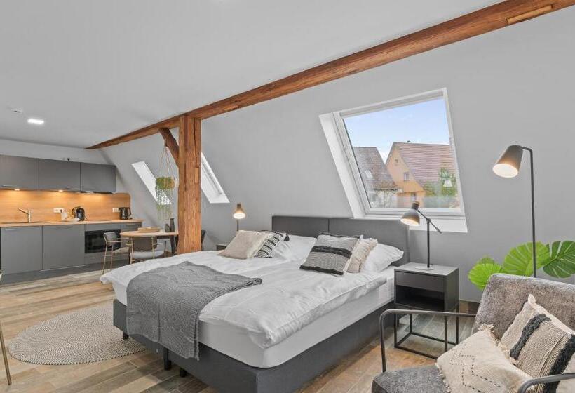 جناح, Ricls Boardinghouse