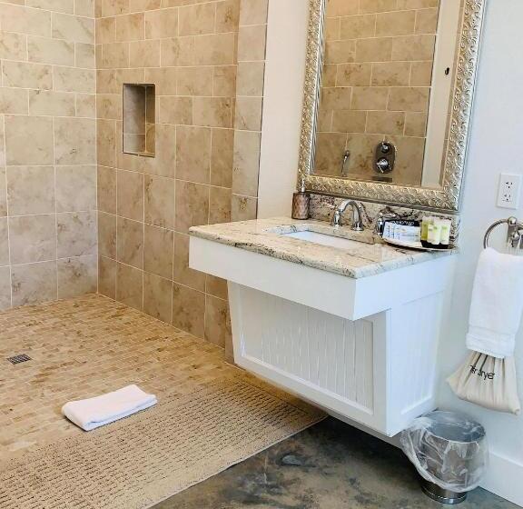 带大床的套房, Emigrant S Inn