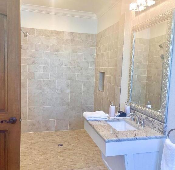 带大床的套房, Emigrant S Inn