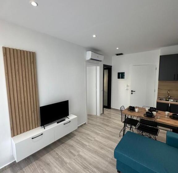 オーシャンビューバルコニー付きワンベッドルームアパートメント, Io S Apartments