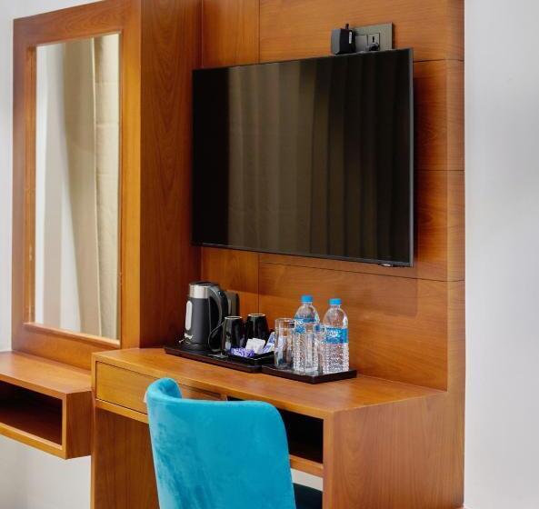 غرفة إدارية ثلاثية, Q White Crescent