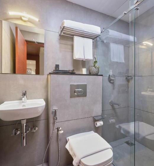 إستوديو سوبيريور, Q White Crescent