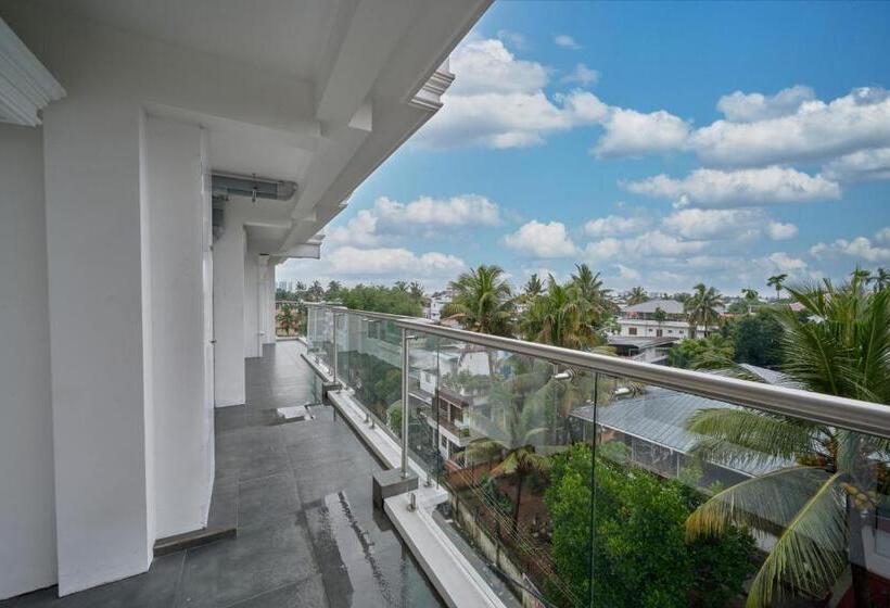 إستوديو سوبيريور, Q White Crescent