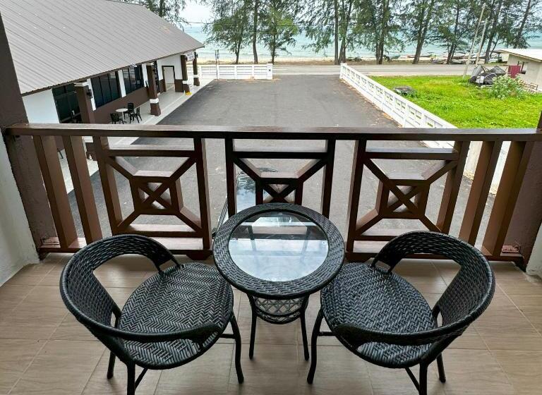 带阳台的三人标准间, Ombak Beach Inn Resort