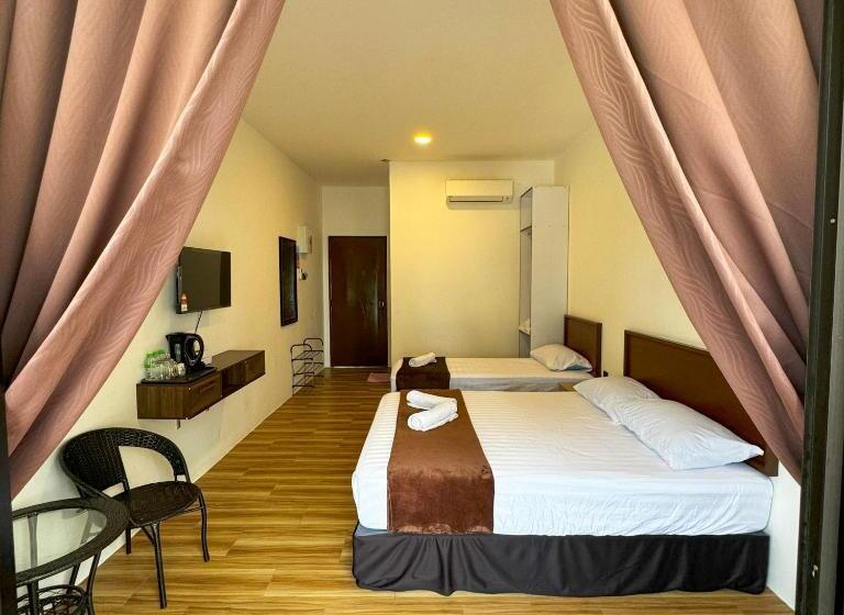 带阳台的三人标准间, Ombak Beach Inn Resort