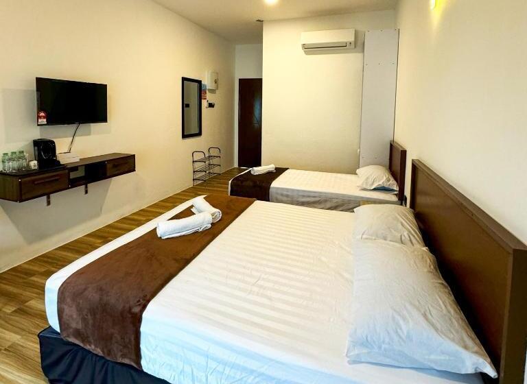 带阳台的三人标准间, Ombak Beach Inn Resort