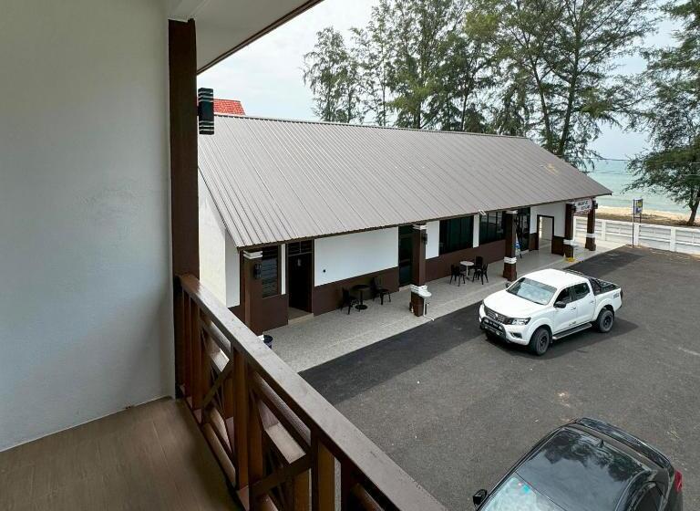 高级三人间, Ombak Beach Inn Resort