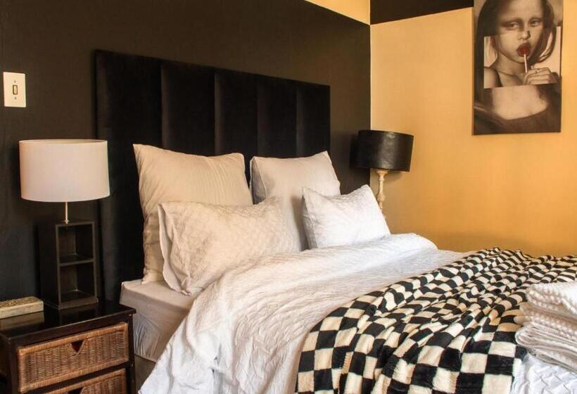 スタンダードルーム, The White Castle