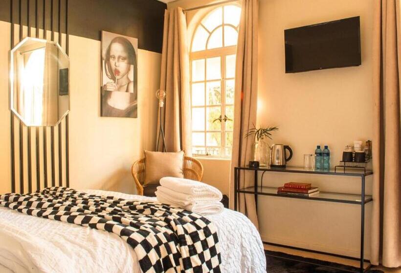 スタンダードルーム, The White Castle