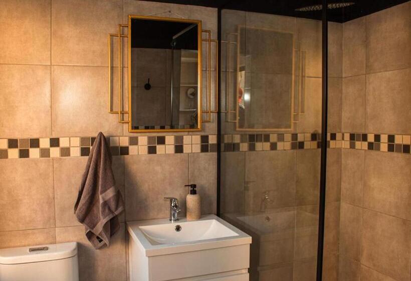 コンフォーとスイートルーム, The White Castle