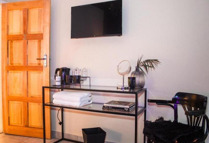 コンフォーとスイートルーム, The White Castle