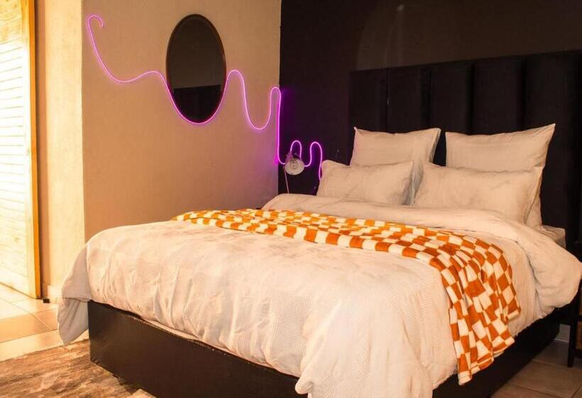 コンフォーとスイートルーム, The White Castle