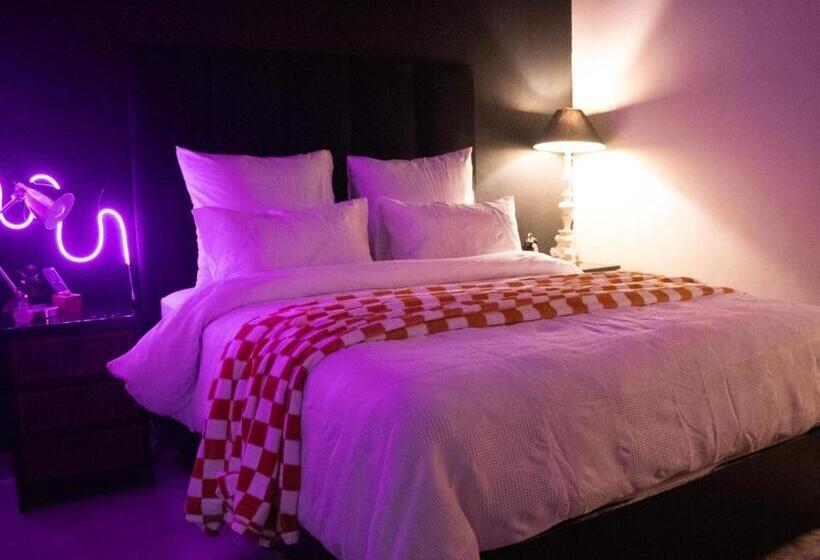 コンフォーとスイートルーム, The White Castle