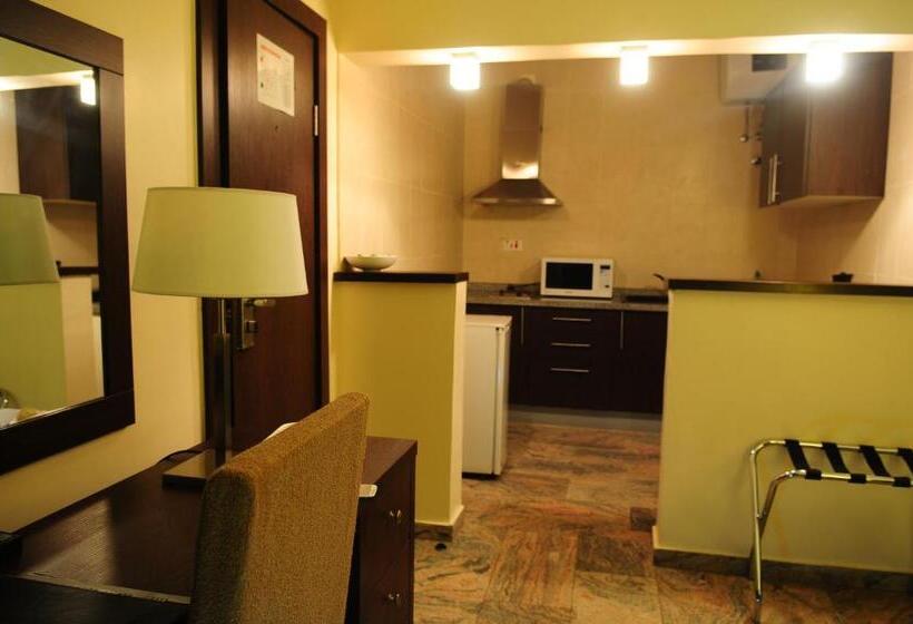 استودیوی لوکس, Broadfield Hotels Apo Residence