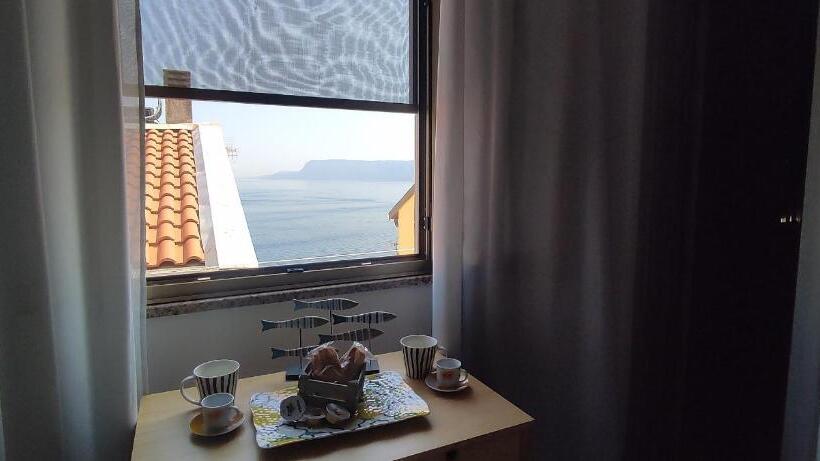 غرفة قياسية مطلّة علي البحر, Belvedere Apartment