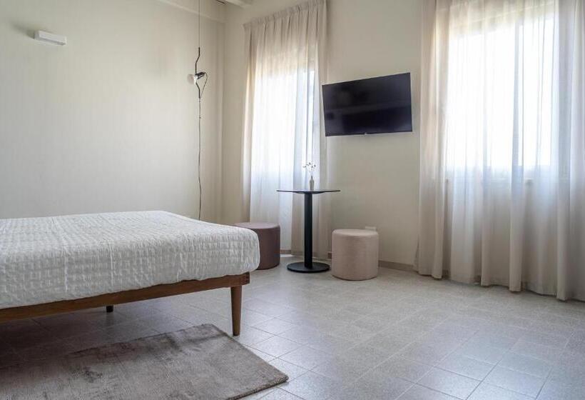 اتاق استاندارد با چشم‌انداز دریاچه, The Lake Suites   Luxury Stay In Lazise