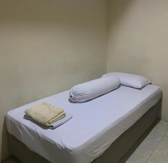 اتاق استاندارد یک نفره, Surya Abadi Guest House Syariah