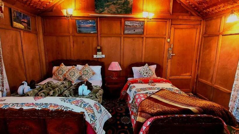 スタンダードトリプルルーム, Srinagar Tourism Group Of House Boats