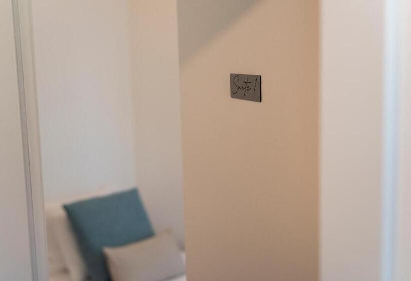 اتاق استاندارد یک نفره, Madalena Hostel E Suites