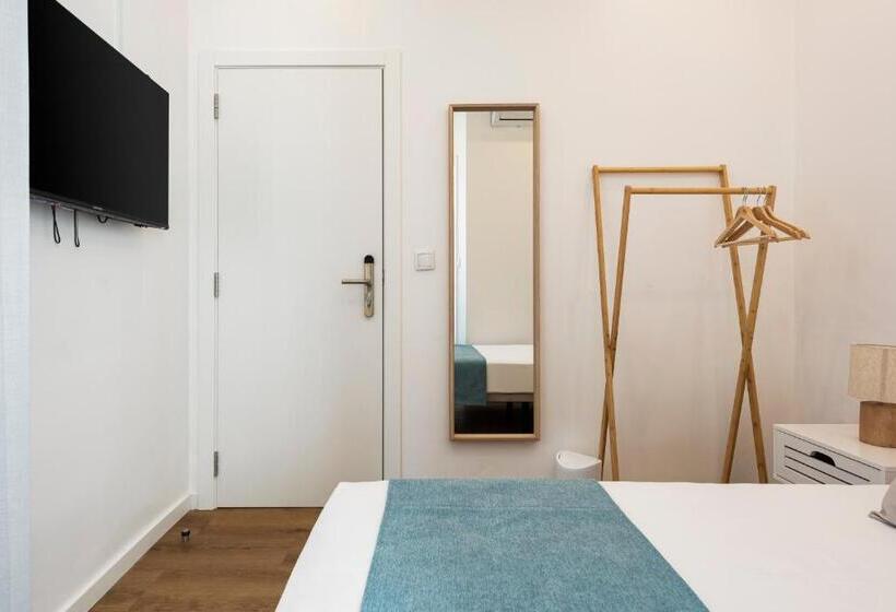 اتاق استاندارد یک نفره, Madalena Hostel E Suites