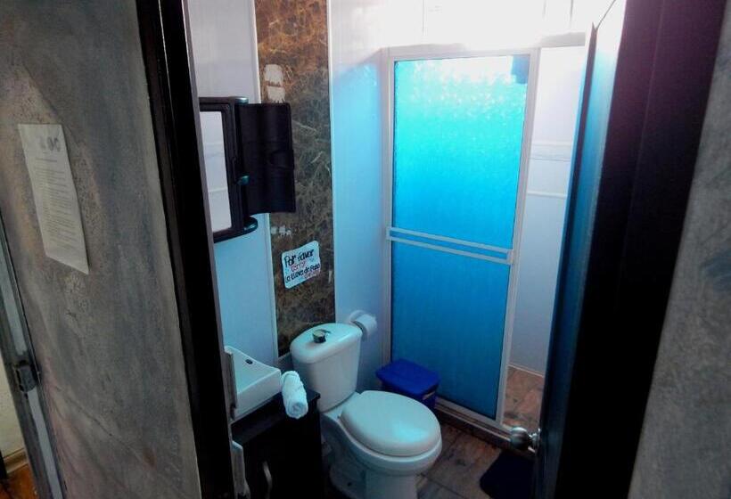 חדר סטנדרט לארבעה נוף לים, Hostal Liliana