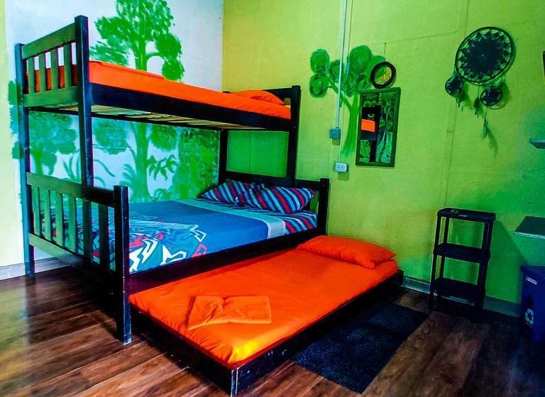 חדר סטנדרט לארבעה נוף לים, Hostal Liliana