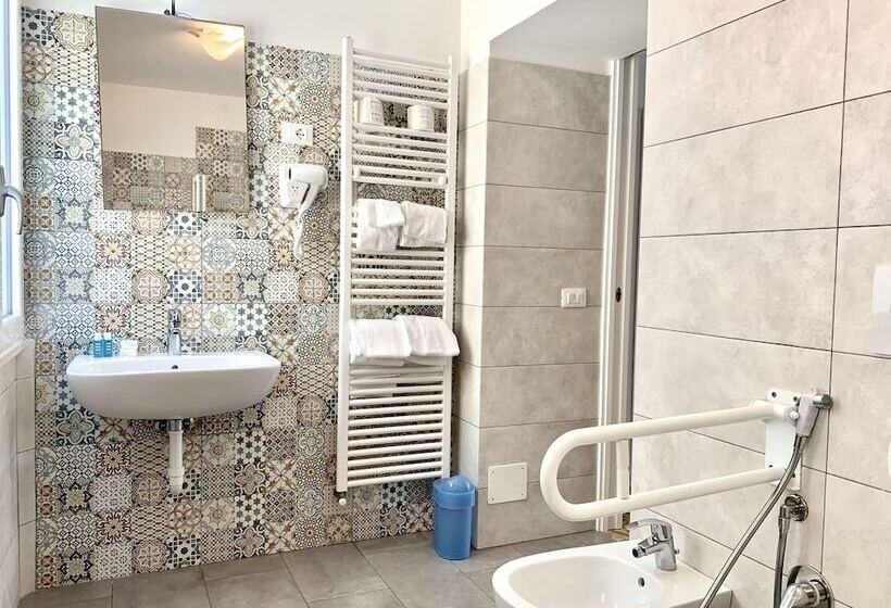 带海景标准四人间, Marconi