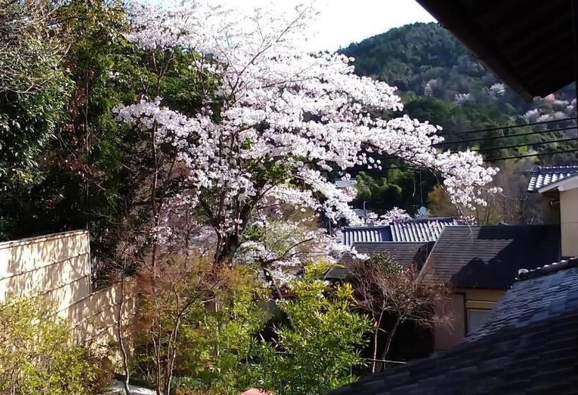 Quarto Estandar Vista Montanha, Kinkaku