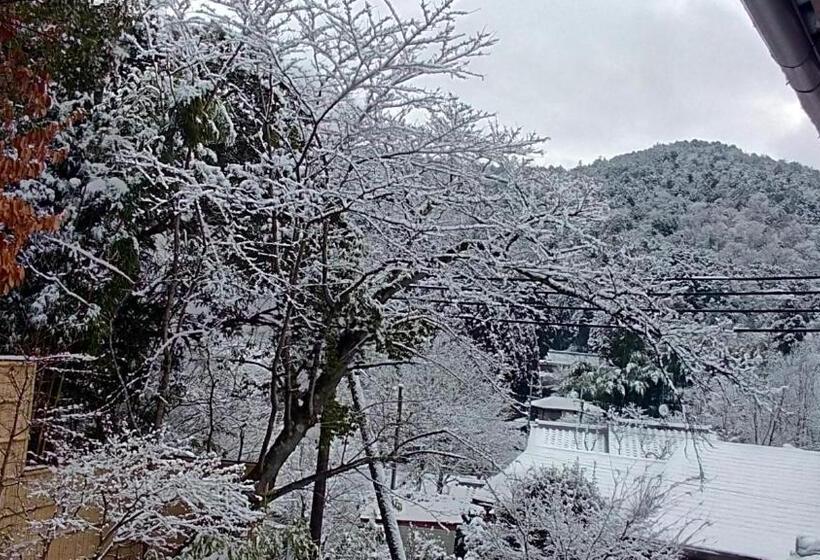 Quarto Estandar Vista Montanha, Kinkaku