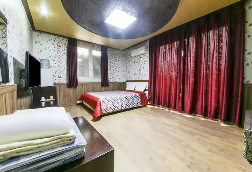 Perhehuone, Venus Motel&pension