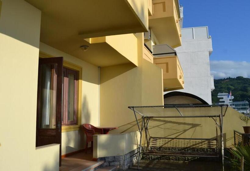 اتاق لوکس با چشمانداز دریا, Beach Front Seaside