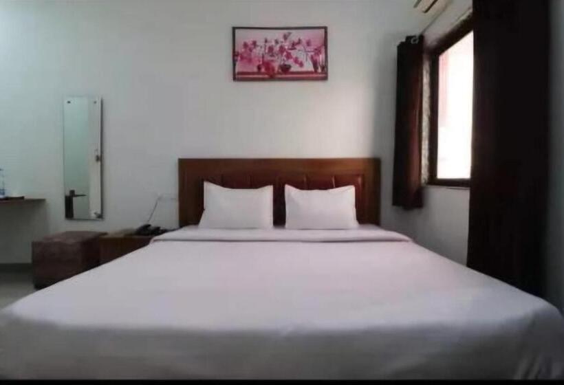 デラックスルーム, Four S