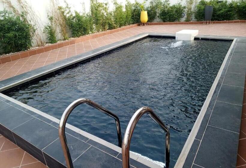 Дом 4 Спальни, Oyster Golf 3 Sakumono   Holiday Apartments